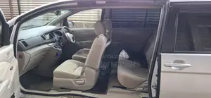 Toyota ISIS 2015 Silver