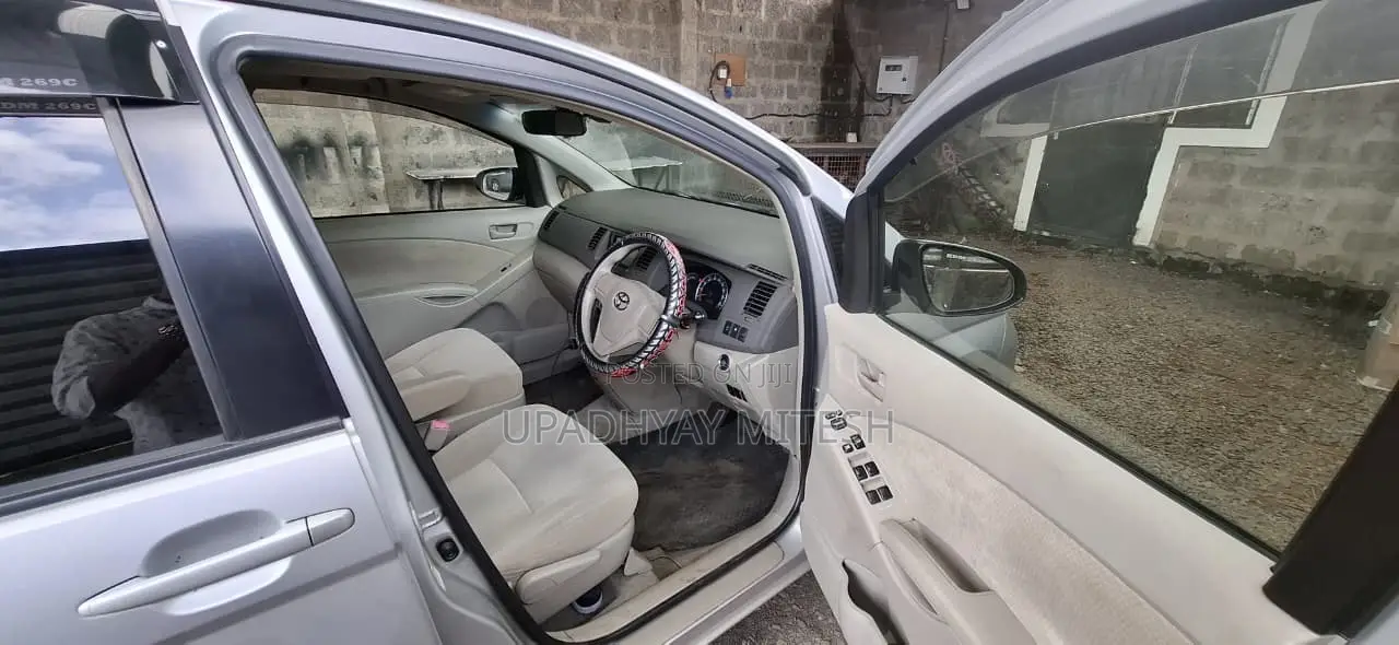 Toyota ISIS 2015 Silver