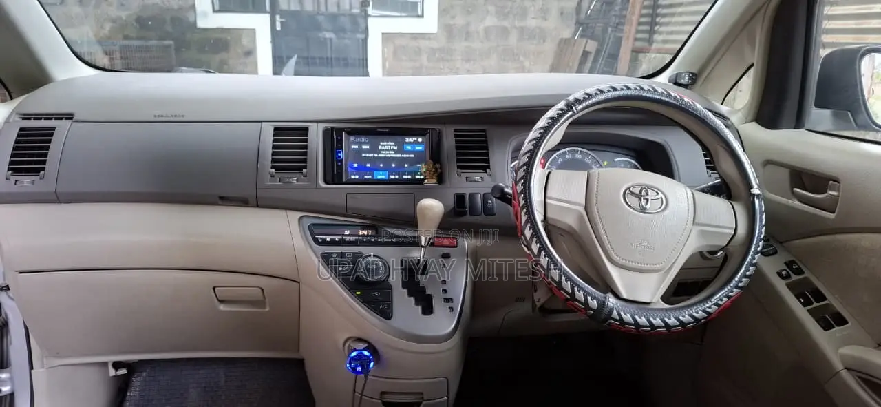 Toyota ISIS 2015 Silver