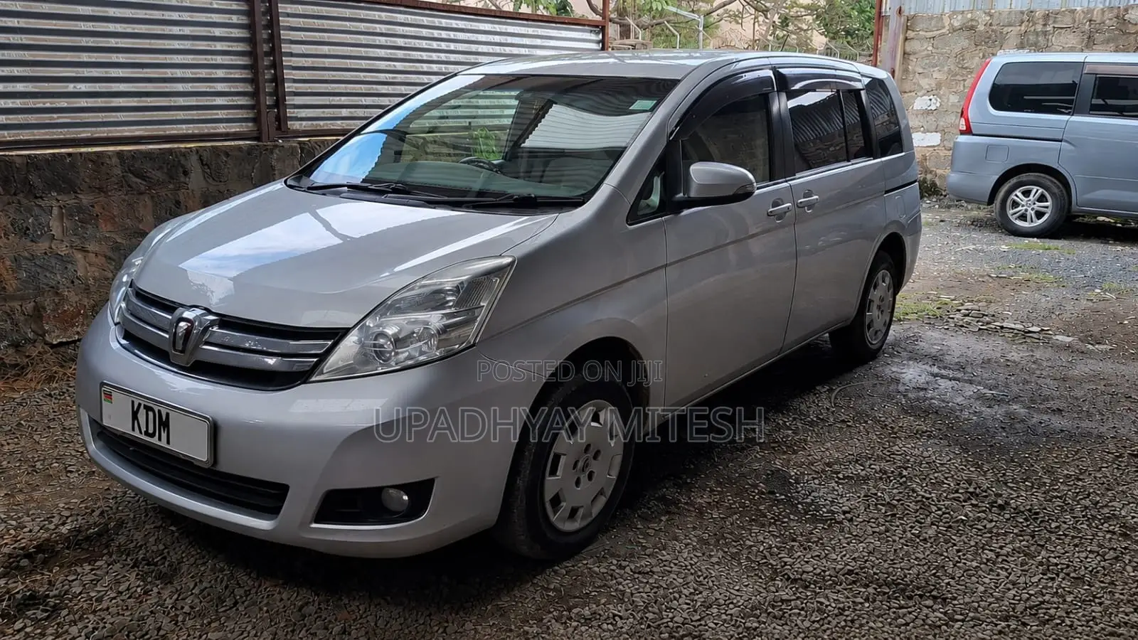 Toyota ISIS 2015 Silver
