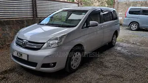 Toyota ISIS 2015 Silver