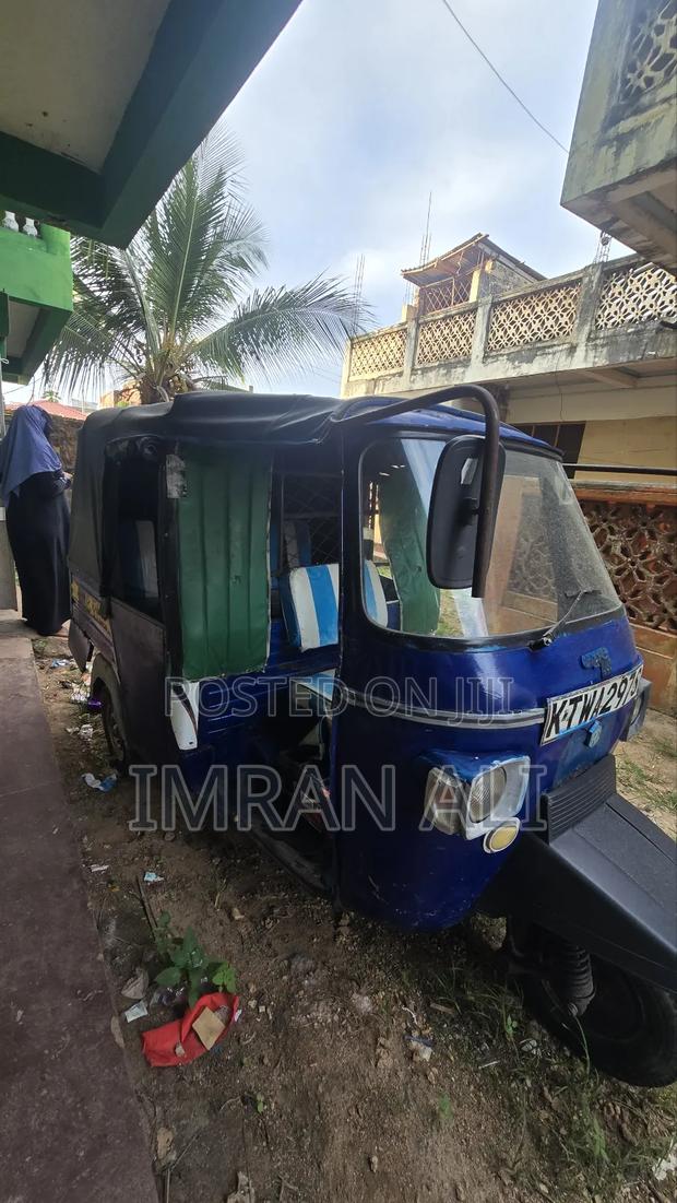 Piaggio 2013 Blue - main view