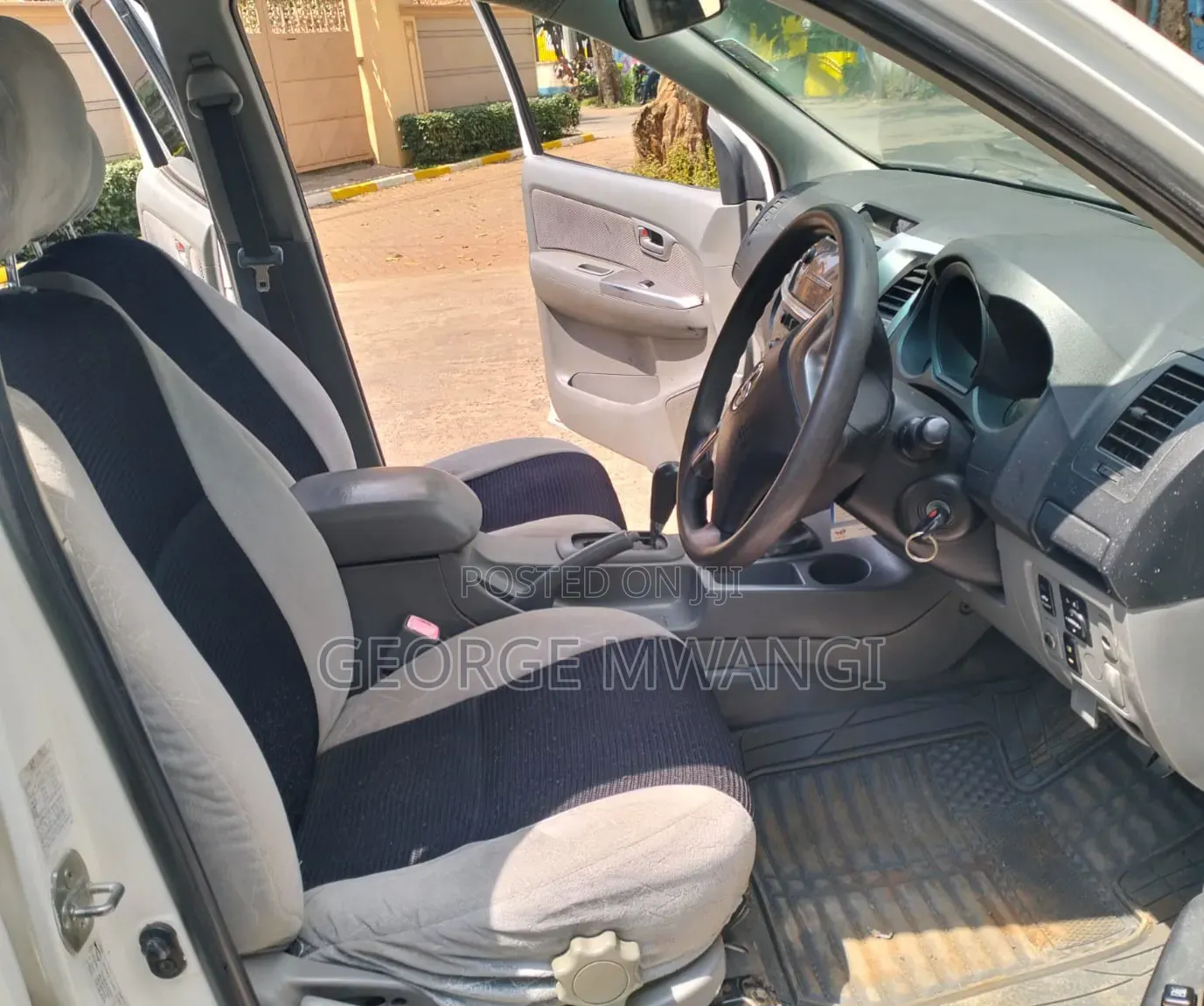 Toyota Hilux 2009 White