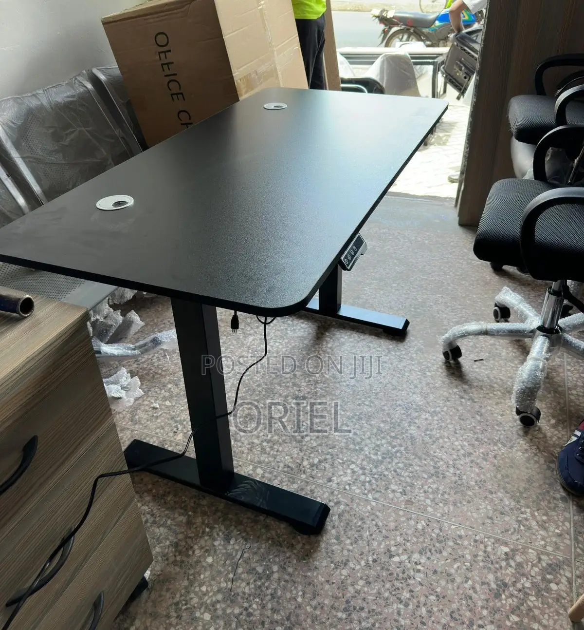 Office Desk : Black 1.2m Electric Adjustable Standing Desk