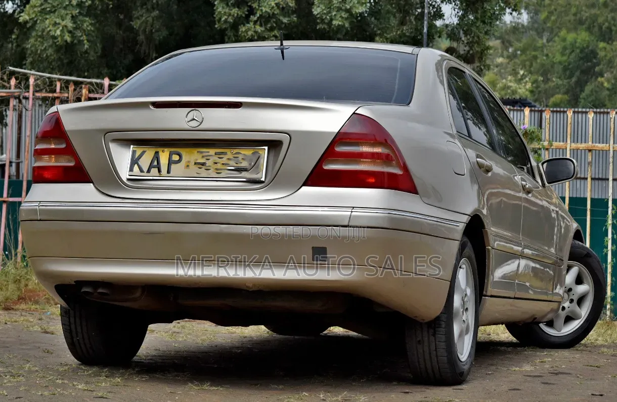 Mercedes-Benz C200 2001 Gold