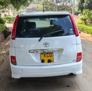 Toyota ISIS 2012 White