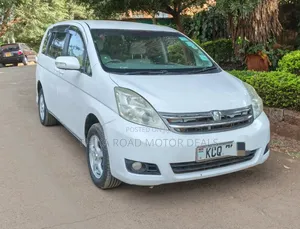 Toyota ISIS 2012 White