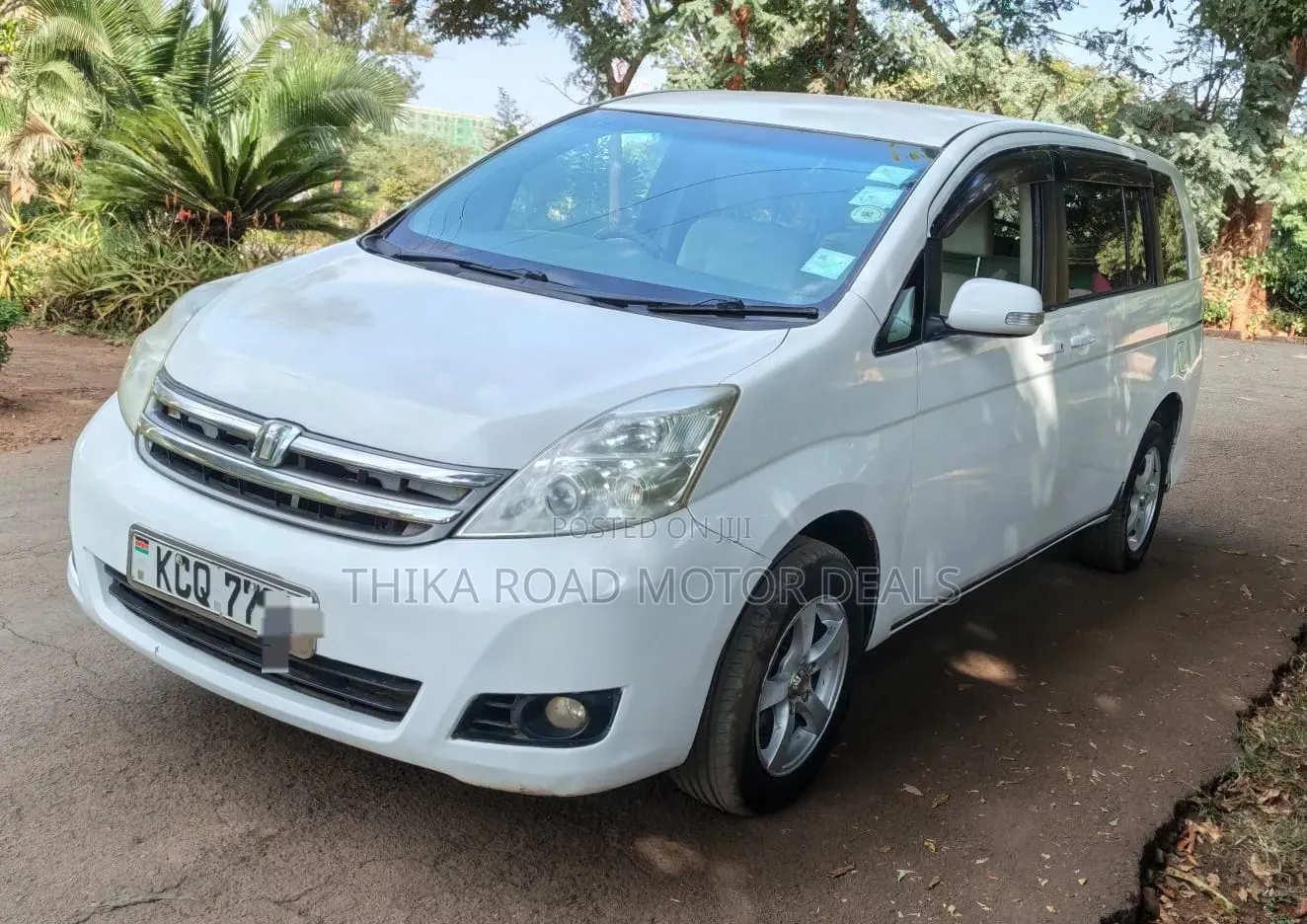 Toyota ISIS 2012 White