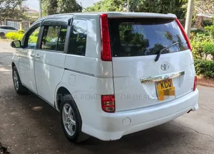 Toyota ISIS 2012 White