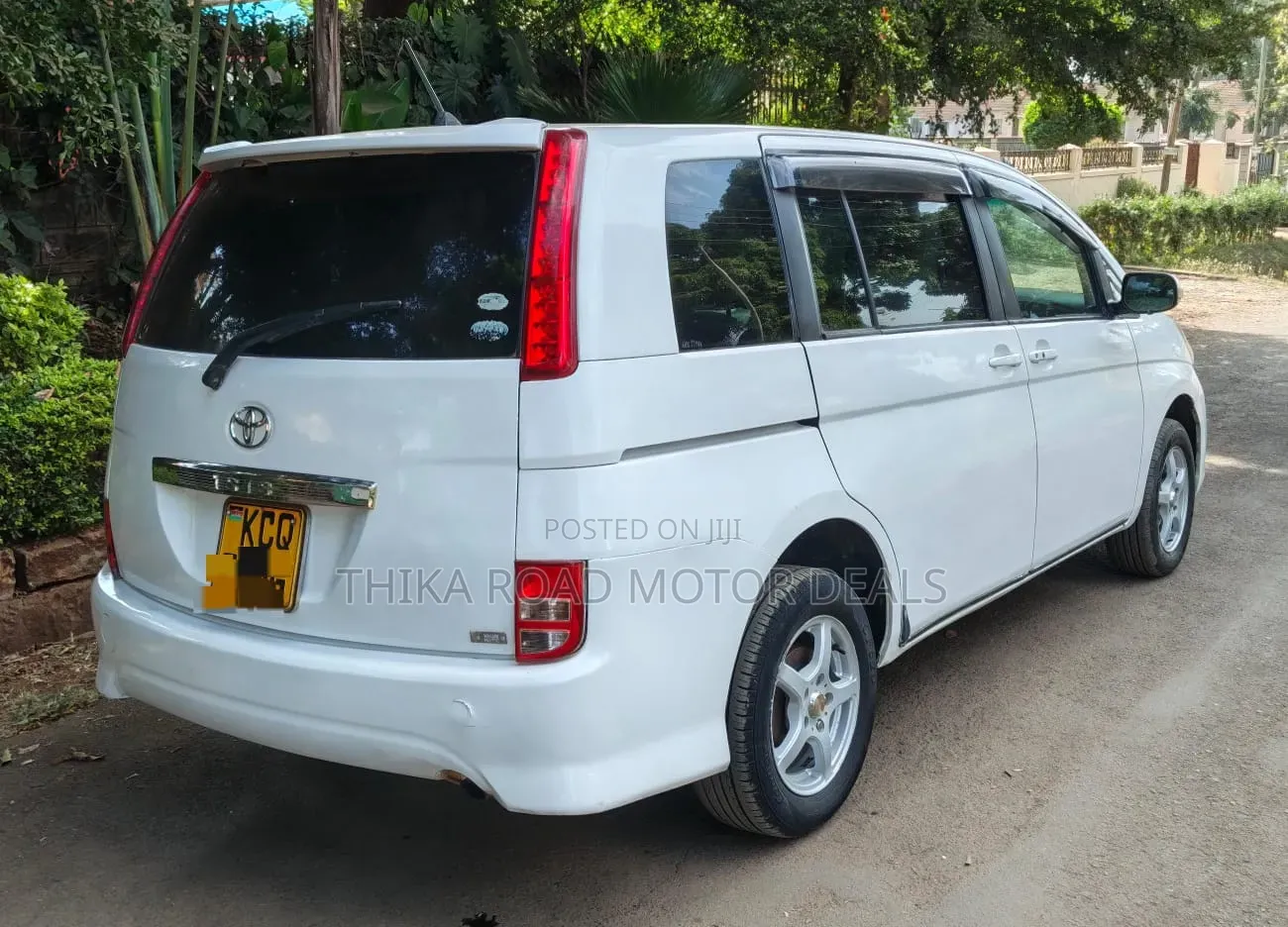 Toyota ISIS 2012 White