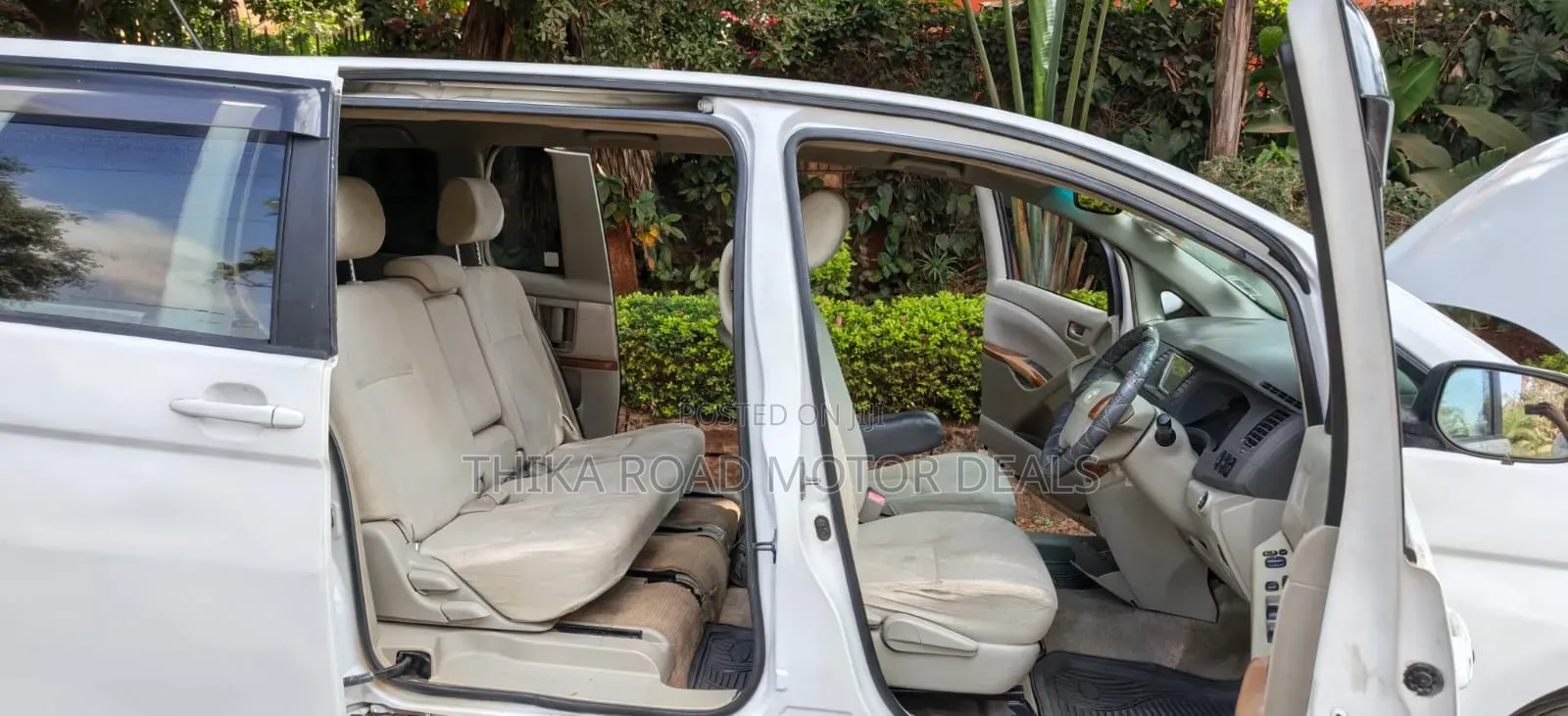 Toyota ISIS 2012 White