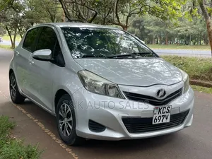 Toyota Vitz 2011 Silver