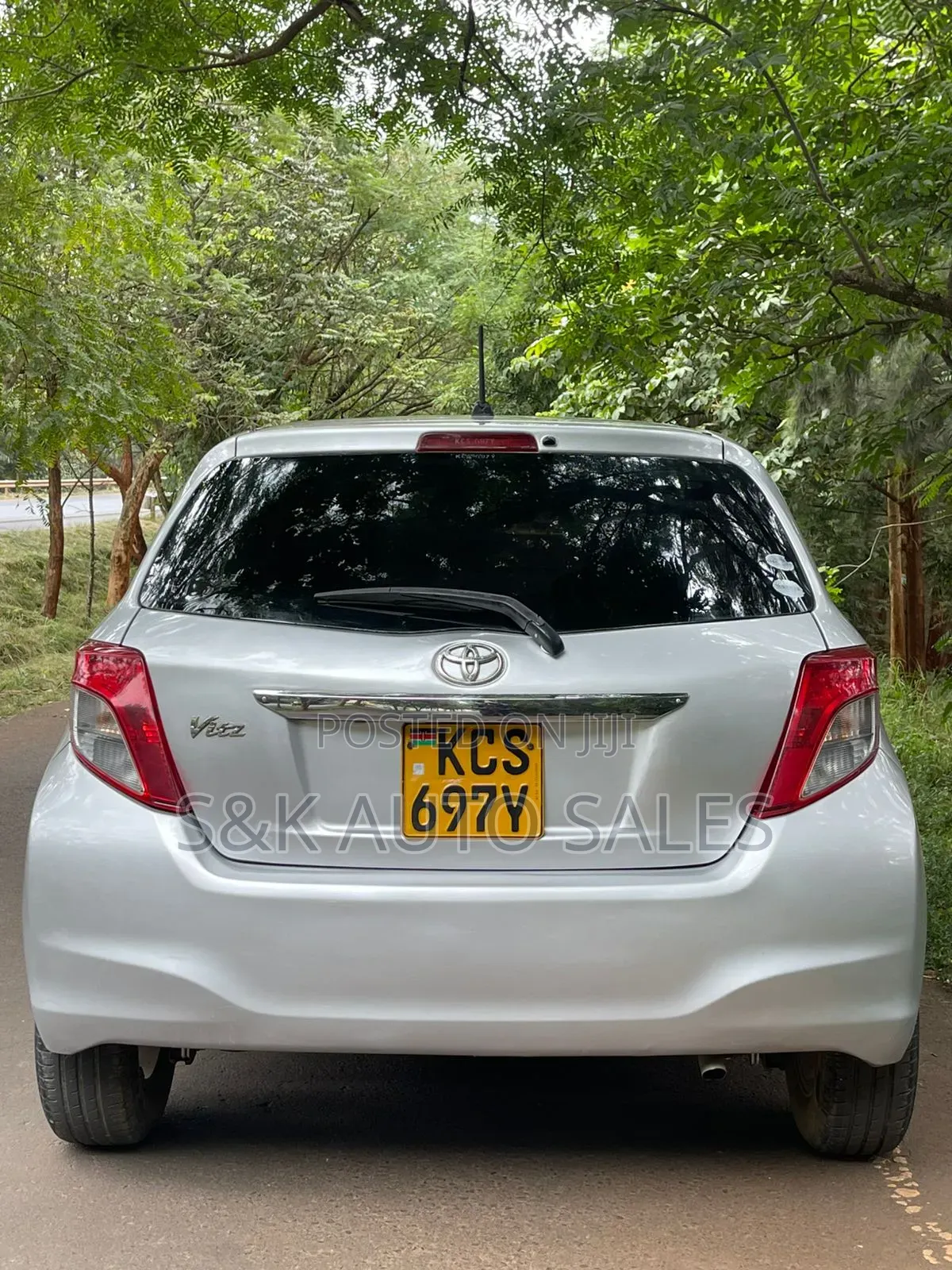 Toyota Vitz 2011 Silver