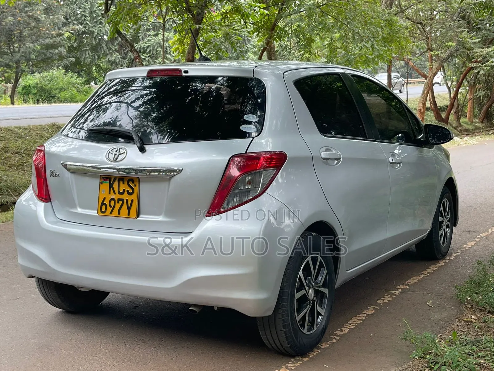 Toyota Vitz 2011 Silver