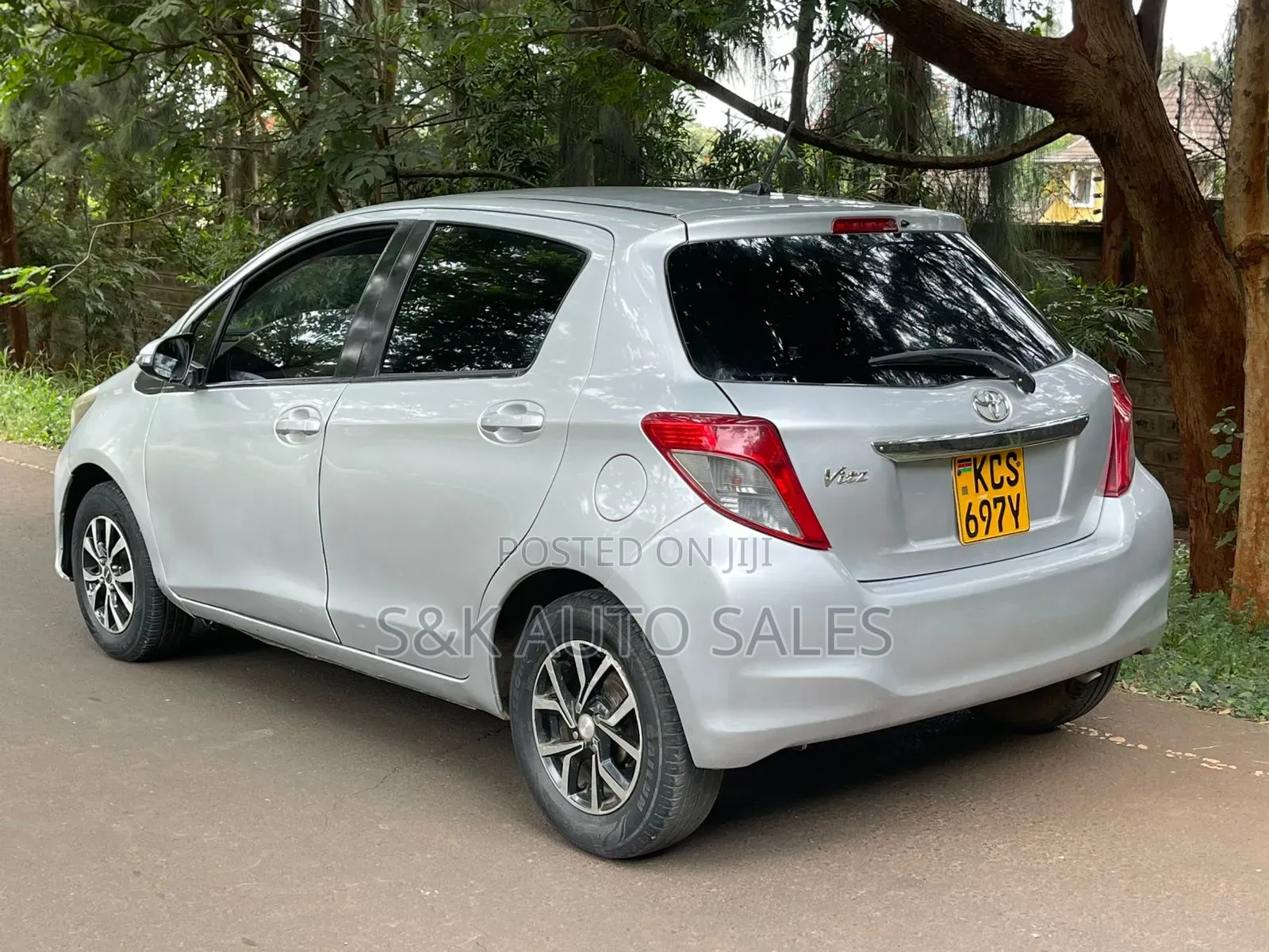 Toyota Vitz 2011 Silver