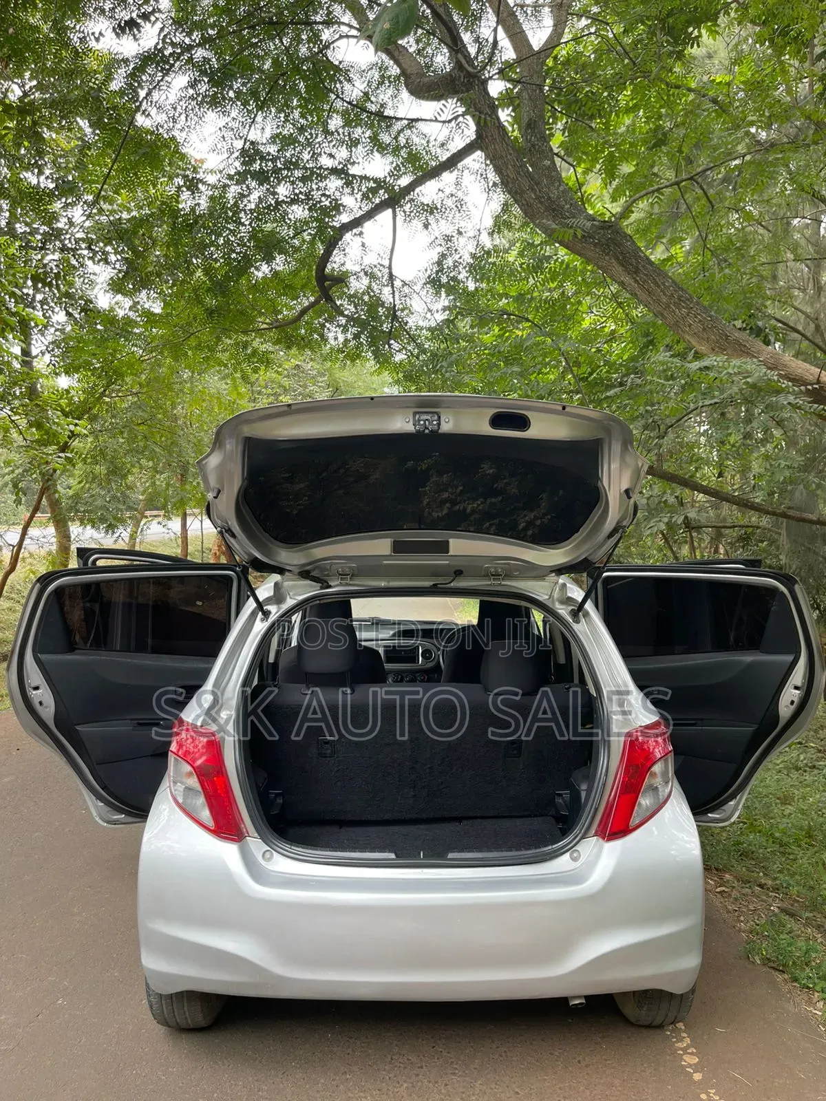 Toyota Vitz 2011 Silver