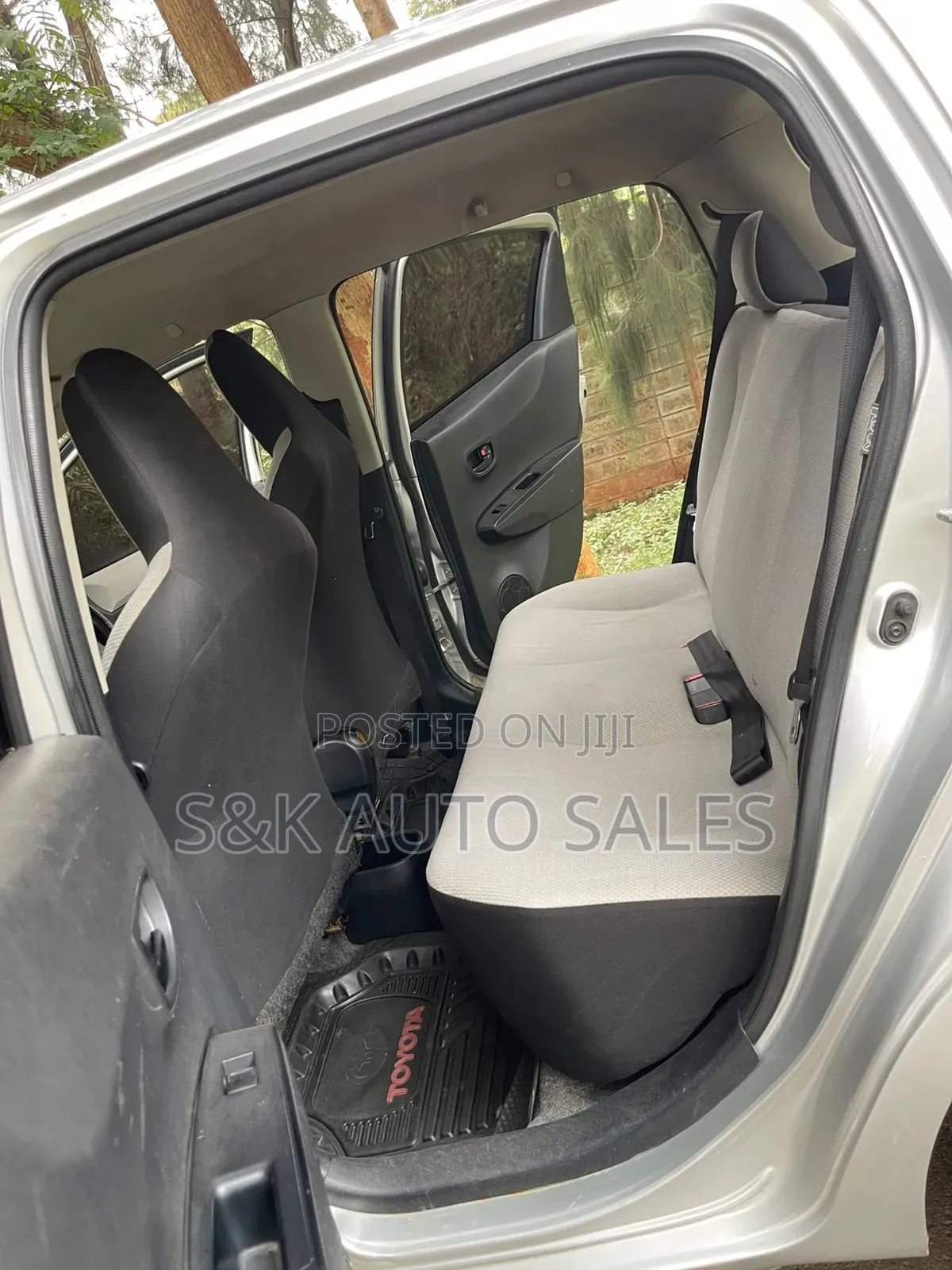 Toyota Vitz 2011 Silver
