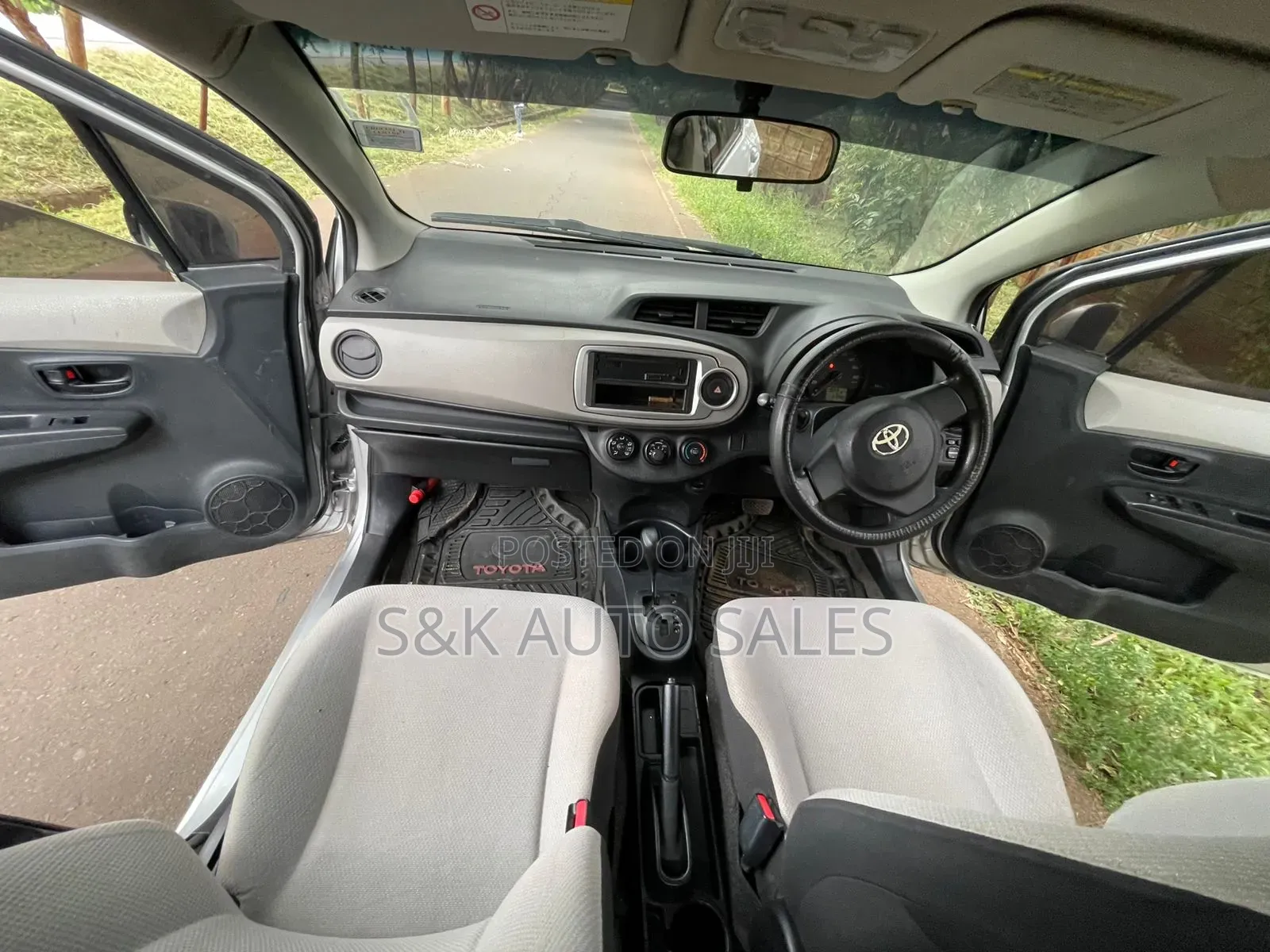 Toyota Vitz 2011 Silver