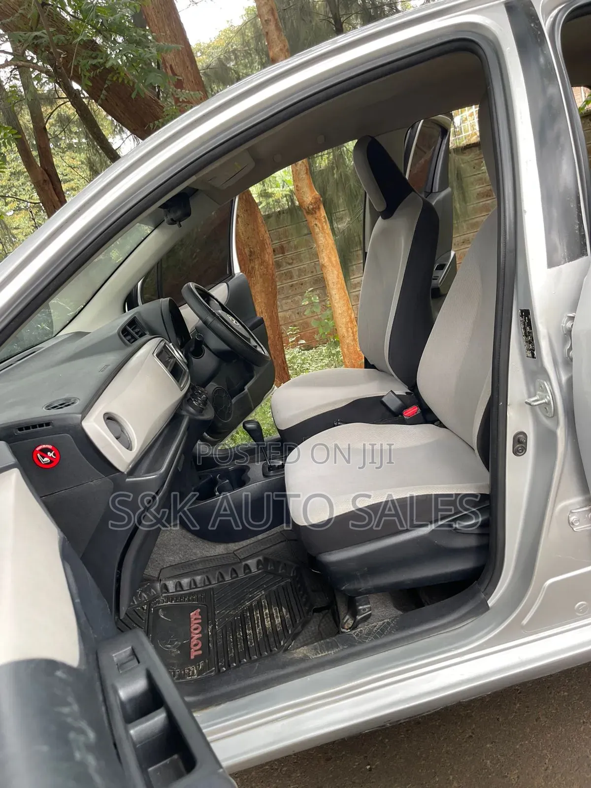 Toyota Vitz 2011 Silver