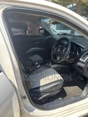 Mitsubishi Outlander 2011 White