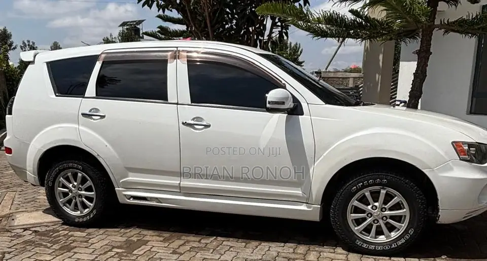 Mitsubishi Outlander 2011 White