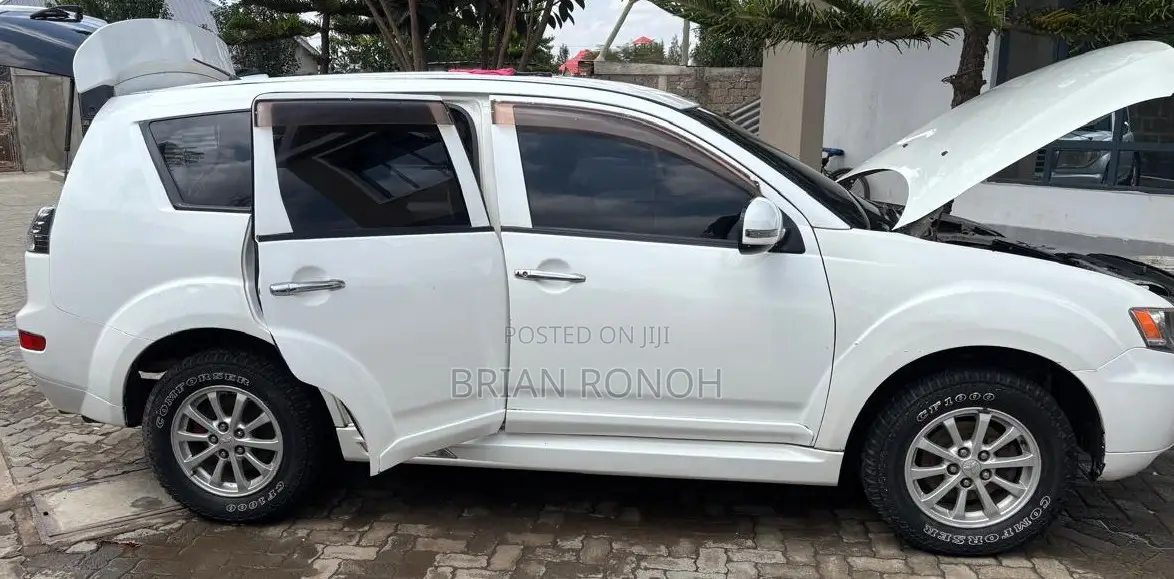 Mitsubishi Outlander 2011 White