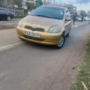 Toyota Vitz 2000 Gold