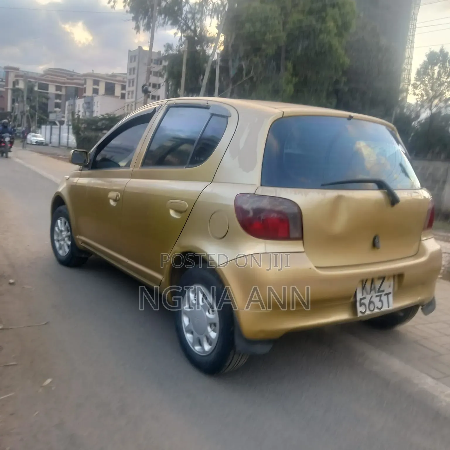 Toyota Vitz 2000 Gold