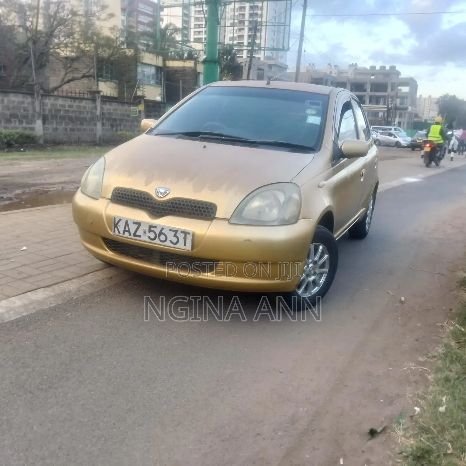 Toyota Vitz 2000 Gold