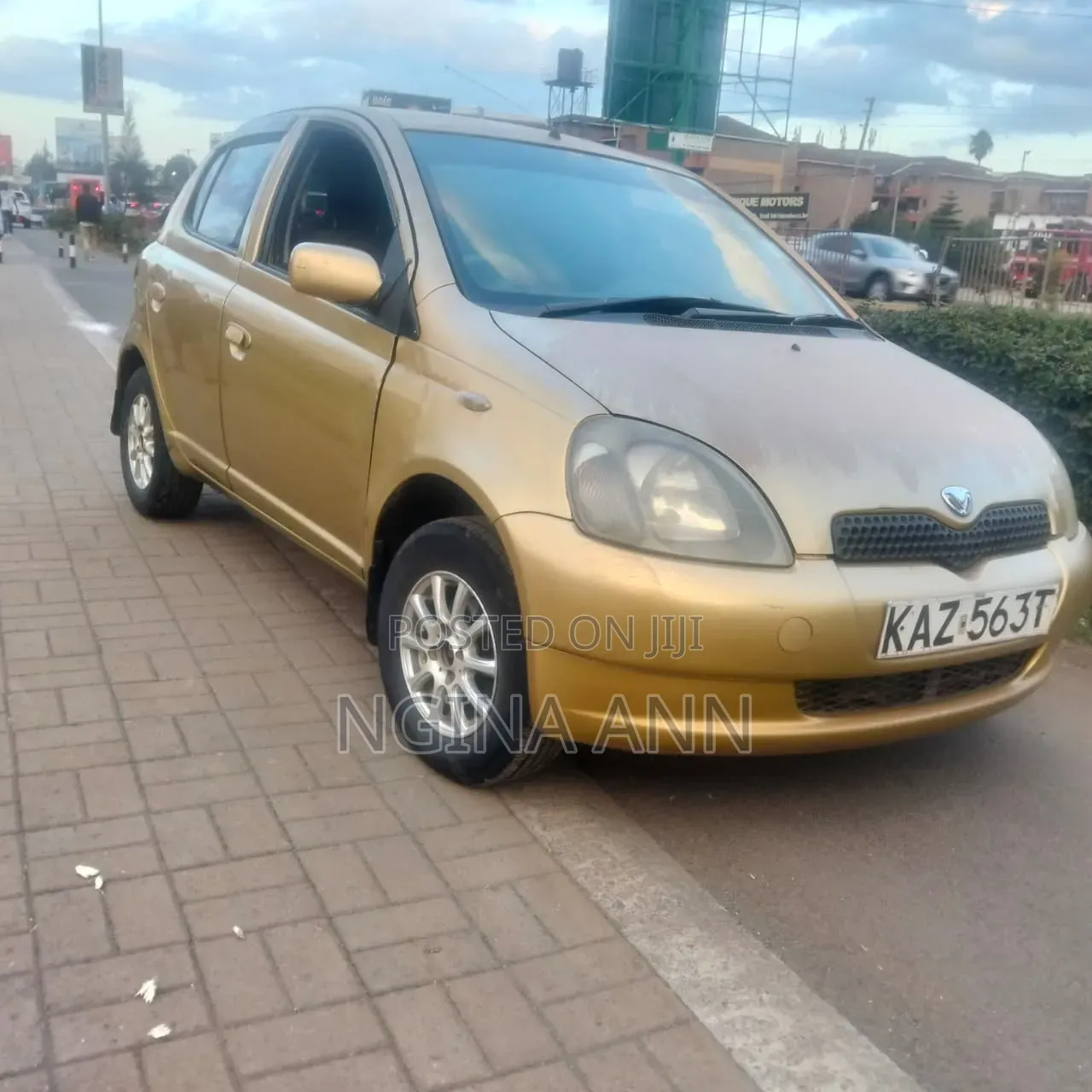 Toyota Vitz 2000 Gold