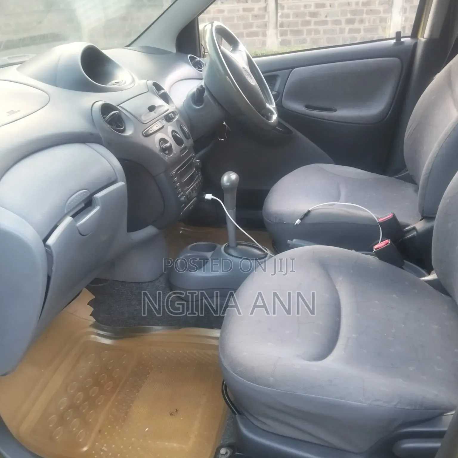 Toyota Vitz 2000 Gold