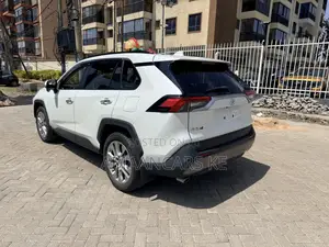 Toyota RAV4 XLE Premium 2021 White