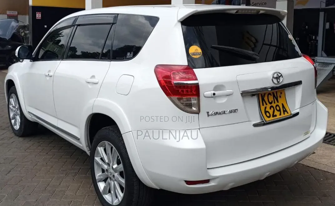 Toyota Vanguard 2010 White