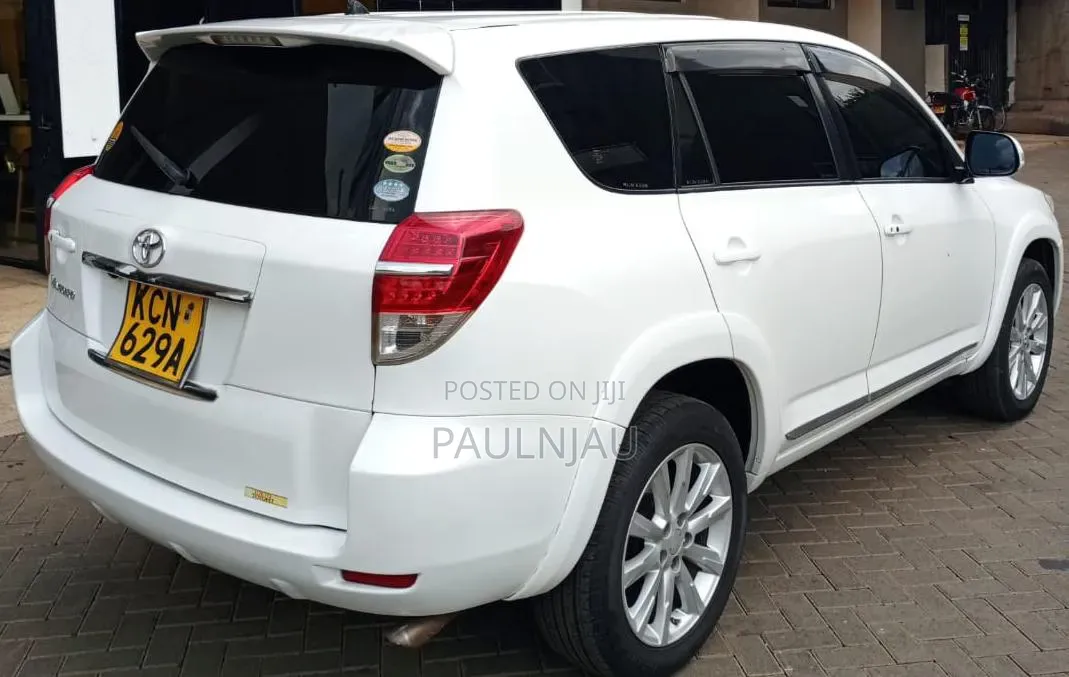 Toyota Vanguard 2010 White
