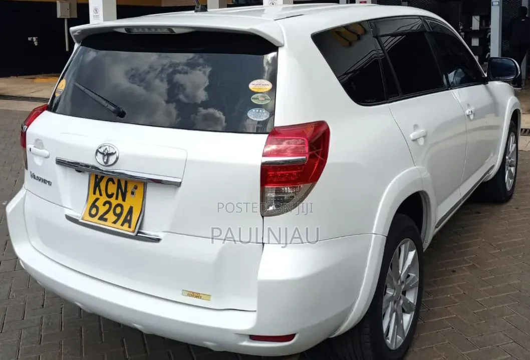 Toyota Vanguard 2010 White
