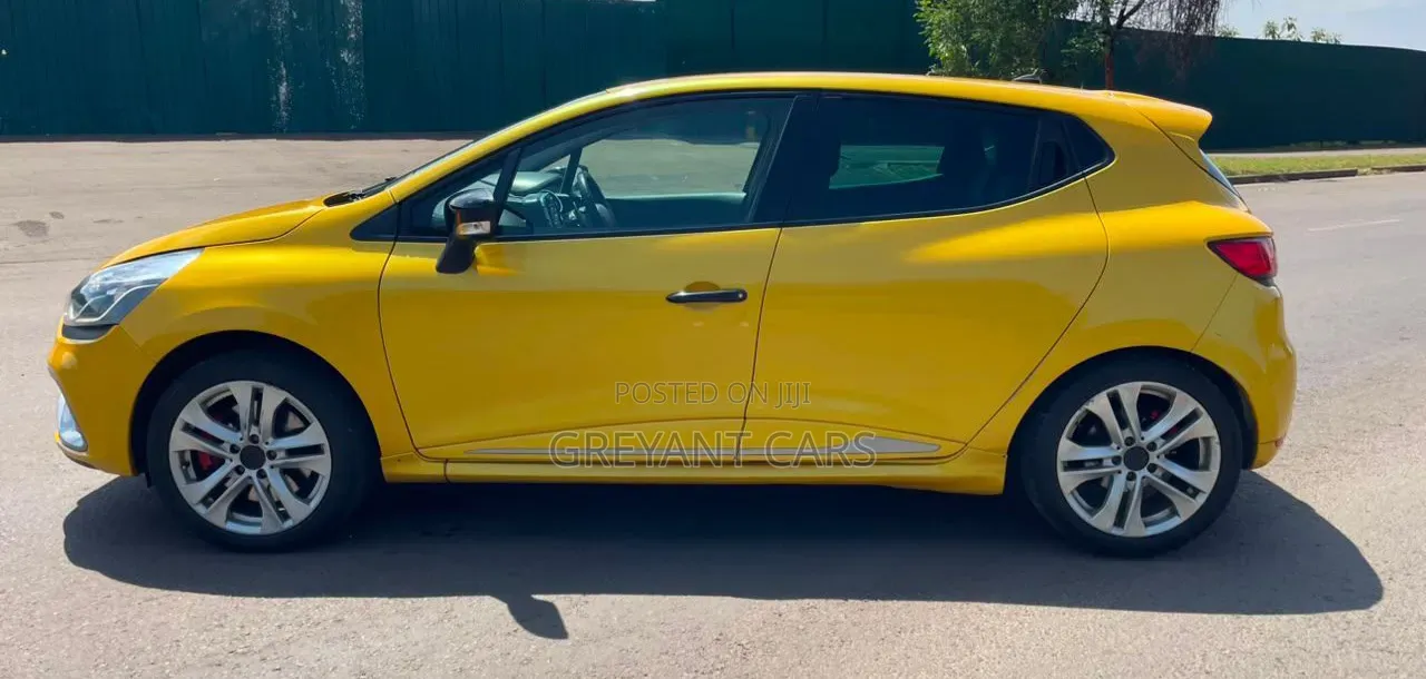 Renault Lutecia 2015 Yellow