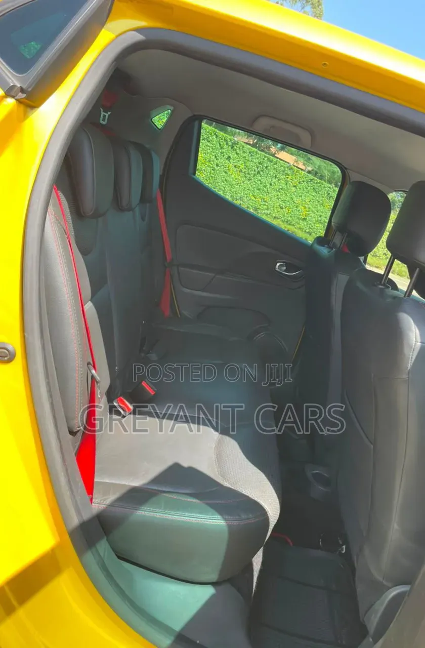 Renault Lutecia 2015 Yellow