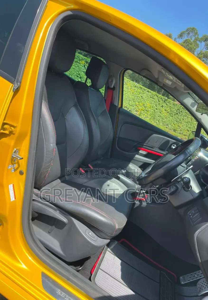 Renault Lutecia 2015 Yellow