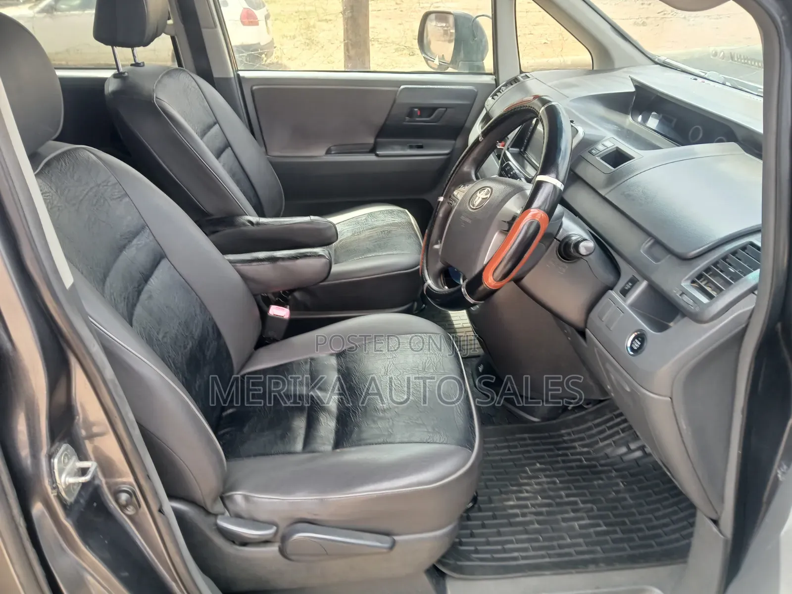 Toyota Noah 2010 Gray