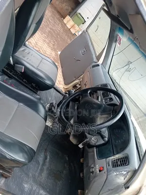 Toyota Hilux 2004 White