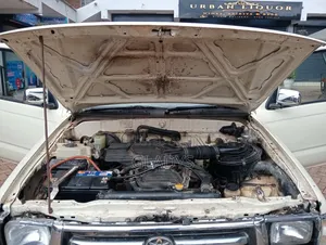 Toyota Hilux 2004 White