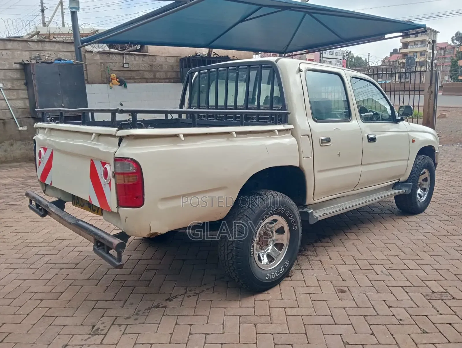 Toyota Hilux 2004 White