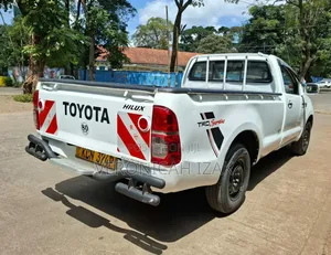 Toyota Hilux 2011 White
