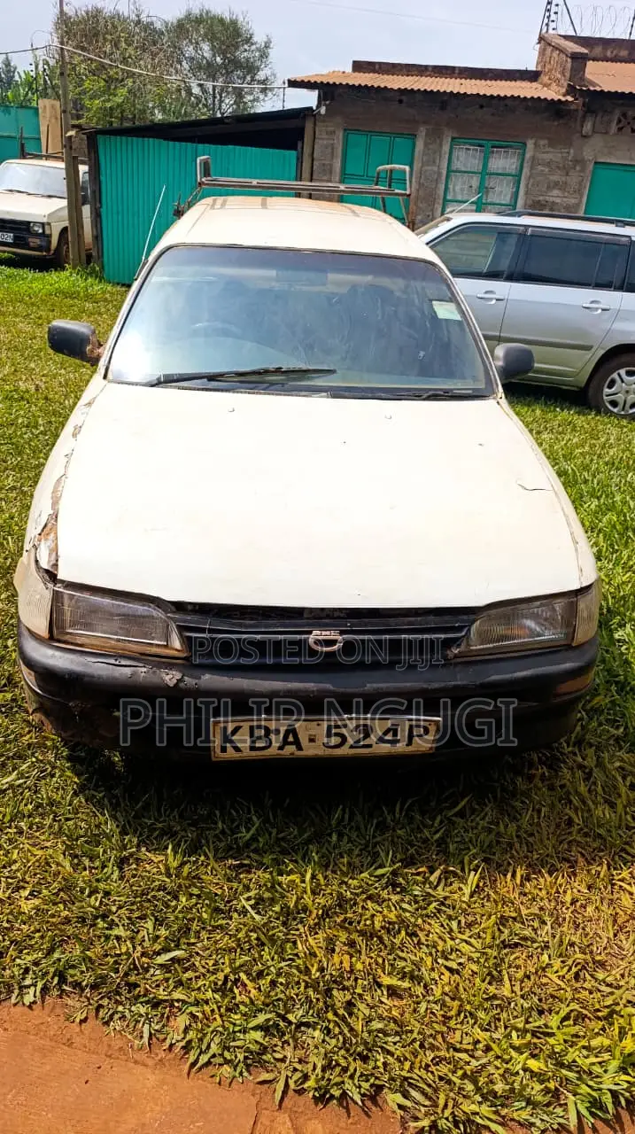Toyota Corolla Hatchback 1999 White