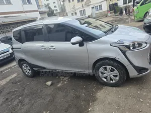 Toyota Sienta 2019 Silver