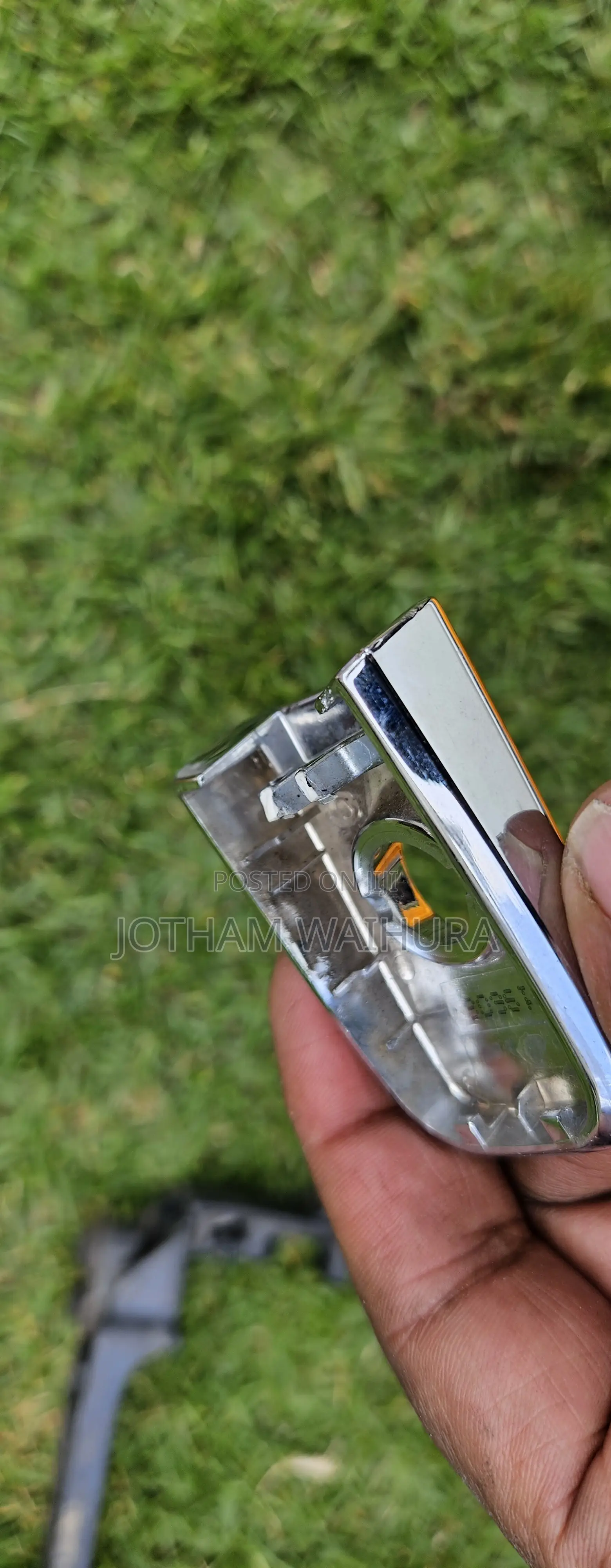 Nissan Leaf Door Handle. Broken Clips but Repairable. Check Images.