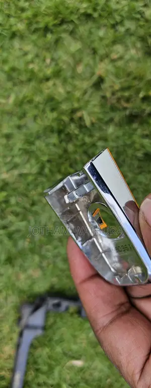 Nissan Leaf Door Handle. Broken Clips but Repairable. Check Images.
