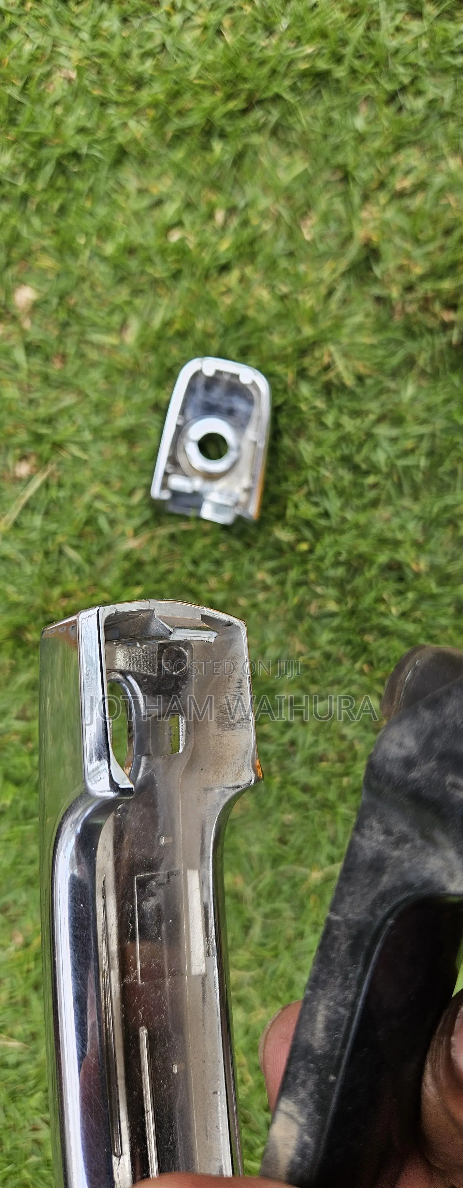 Nissan Leaf Door Handle. Broken Clips but Repairable. Check Images.