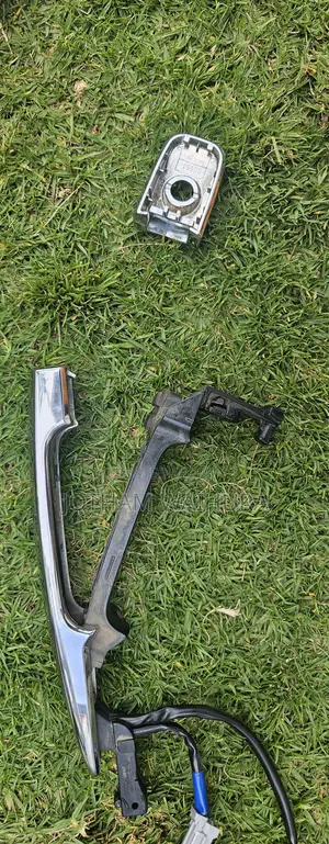 Nissan Leaf Door Handle. Broken Clips but Repairable. Check Images.