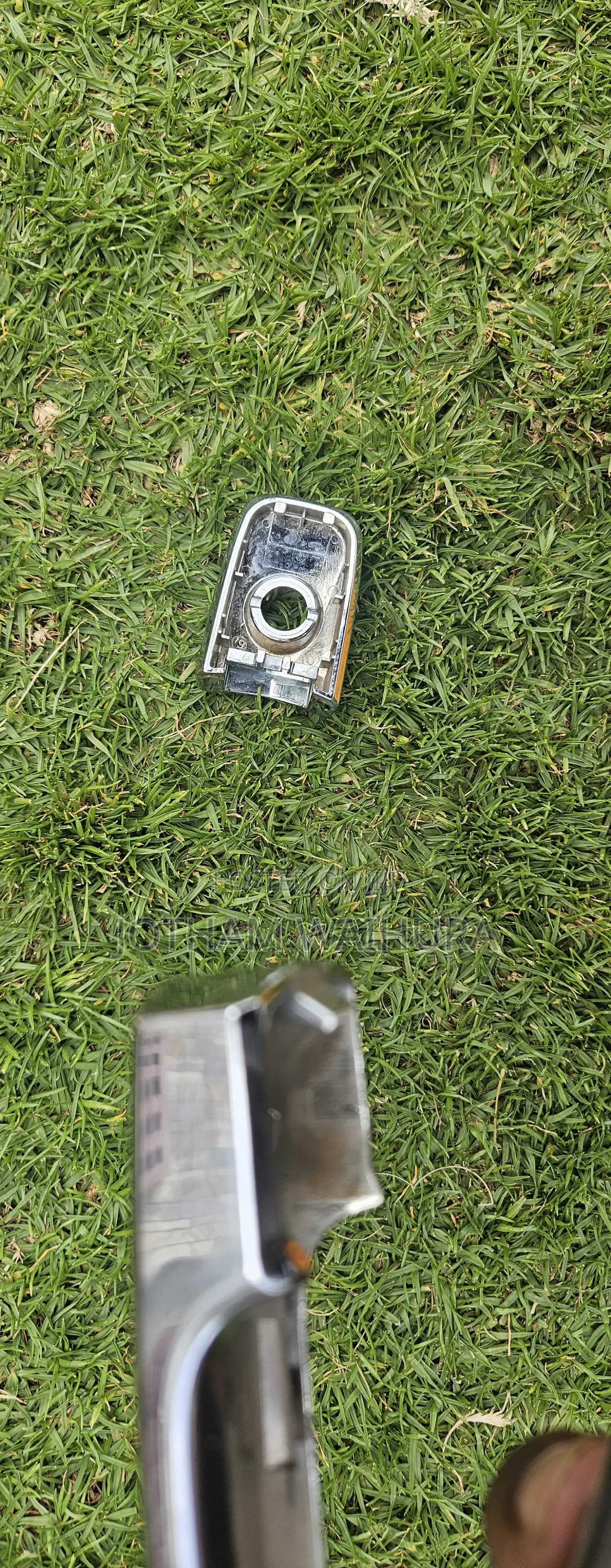 Nissan Leaf Door Handle. Broken Clips but Repairable. Check Images.